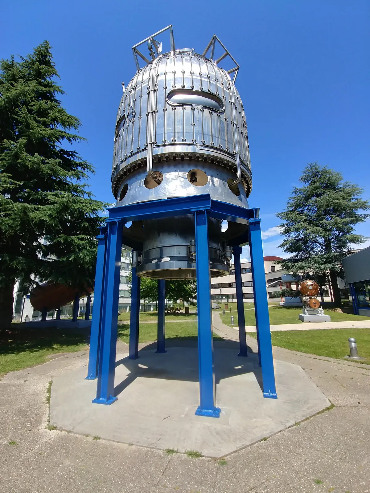 An old detector on display, the one that looked like a moon lander.
